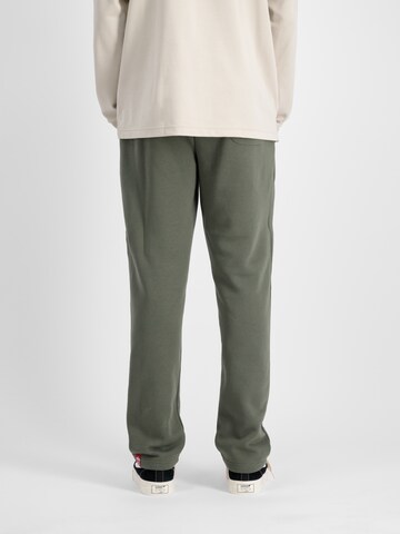 regular Pantaloni di ALPHA INDUSTRIES in verde