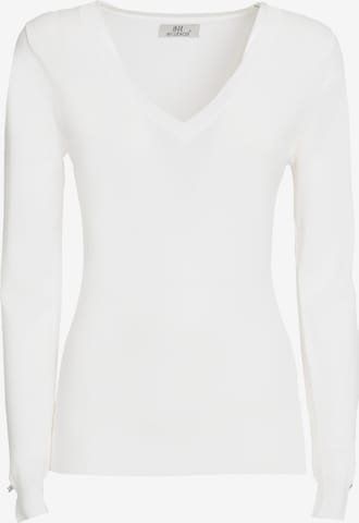 Influencer Sweater in White: front