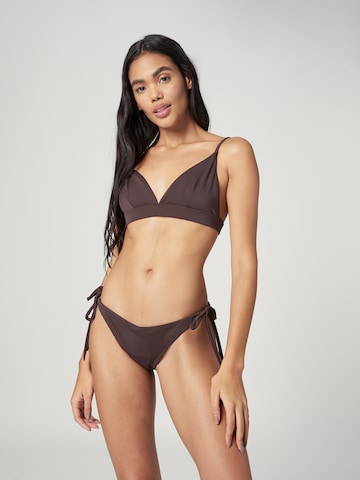 A LOT LESS Triangel Bikinitop 'Jara' in Braun