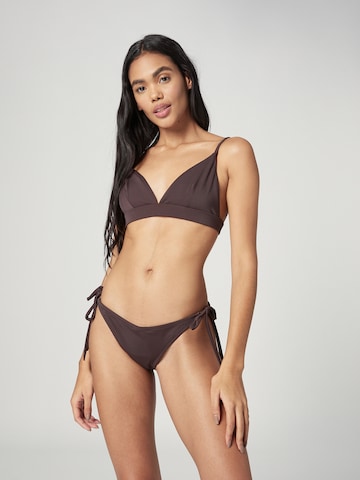 A LOT LESS Triangel Bikinitop 'Jara' in Bruin