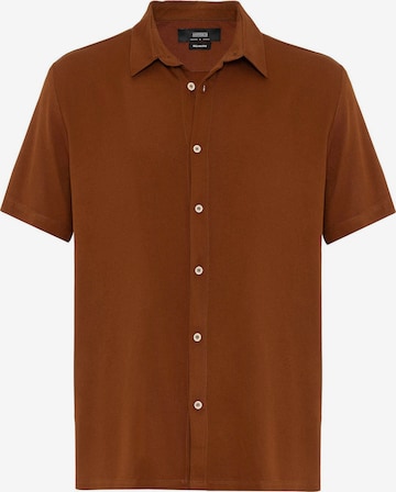 Antioch - Ajuste regular Camisa en marrón: frente