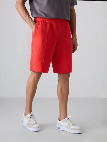 Tommy Life Regular Trousers in Red: front