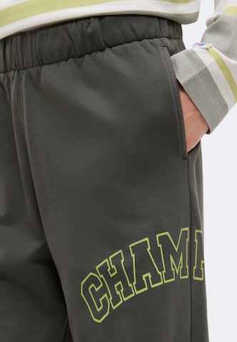 Champion - Pierna ancha Pantalón en verde: frente