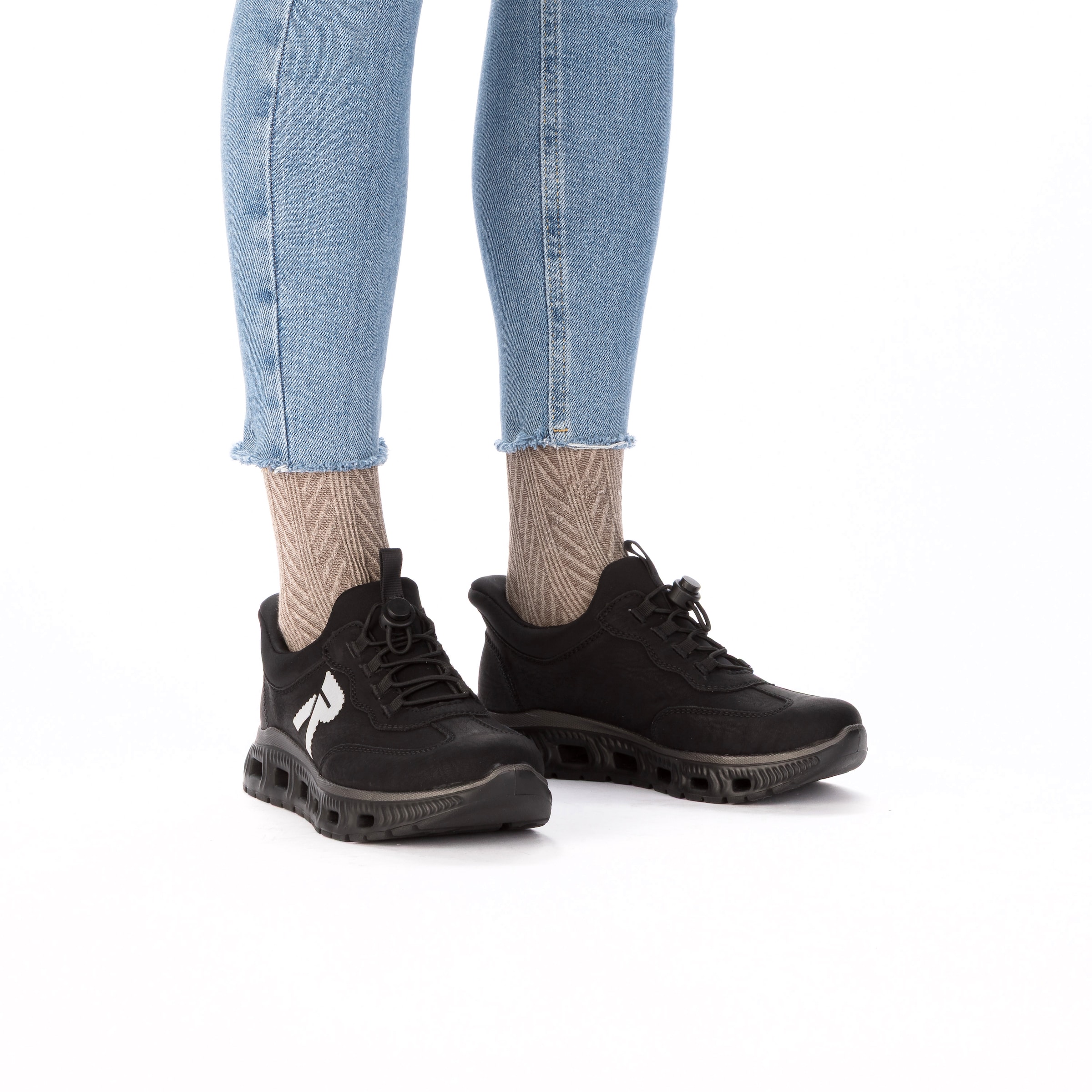 Chaussure basse Rieker en noir : devant