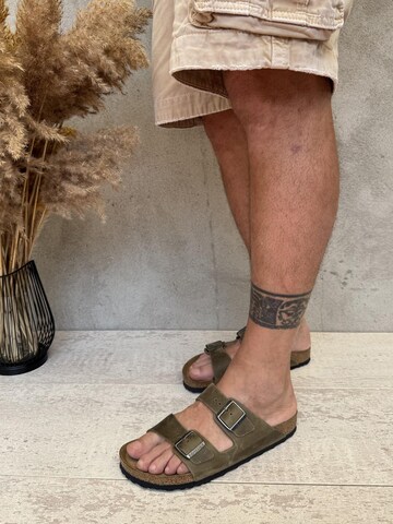 Zoccoletto 'BIRKENSTOCK ARIZONA BS 1019377 faded khaki verde ciabatte uomo fibbie pelle soft' di BIRKENSTOCK in verde: frontale