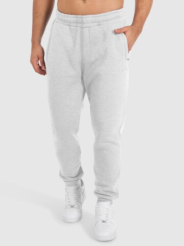 Smilodox Tapered Jogginghose ' Fiero ' in Grau: Vorderseite