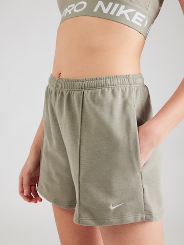 Nike Sportswear Regular Shorts in Grün