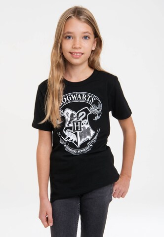 LOGOSHIRT Shirt 'Harry Potter – Hogwarts Logo' in Zwart: voorkant