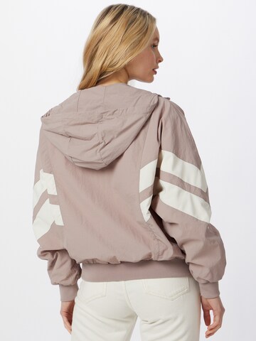 Urban Classics - Casaco meia-estação 'Crinkle Batwing' em rosa