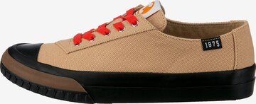 Baskets basses CAMPER en beige : devant