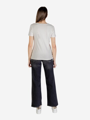 Maglietta 'COLETTE T-SHIRT V4YI09 J1314' di GUESS in beige