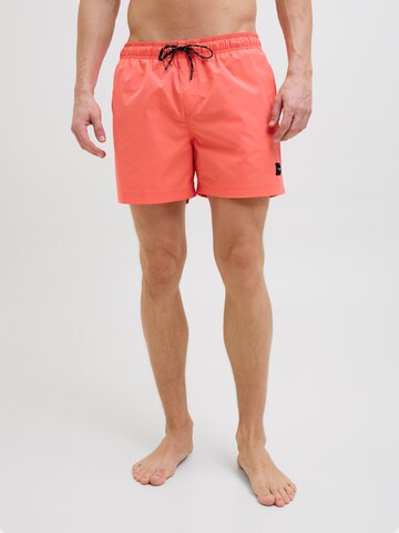 Pantaloncini da bagno 'JPSTMaui' di JACK & JONES in arancione: frontale