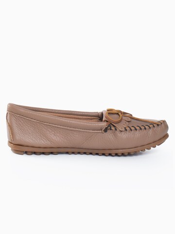 Minnetonka Mocassins 'Deerskin Kilty' in Bruin