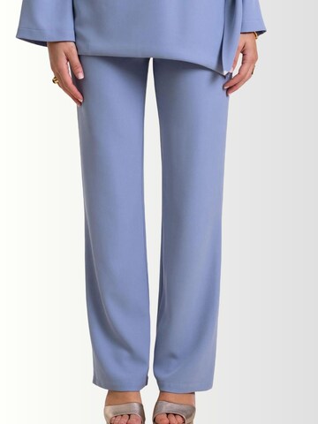 THE-ARE - regular Pantalón en azul: frente