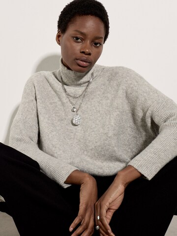 Pull-over ' Rollkragen-Cape ' Apricot en gris
