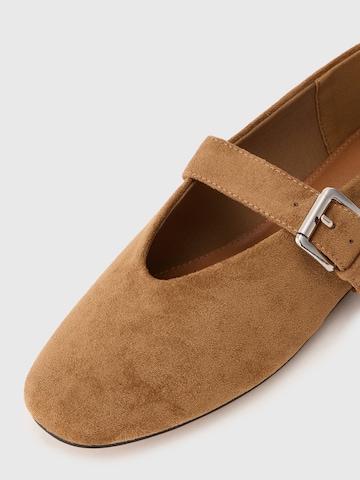Madden Girl Ballerinasko med rem 'Molly' i brun