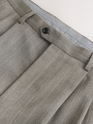Regular Pantaloni cutați de la Next pe bej