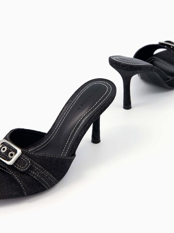 Bershka Sandaalit värissä musta