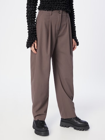 WEEKDAY Loose fit Pleat-Front Pants 'Terra' in Brown: front