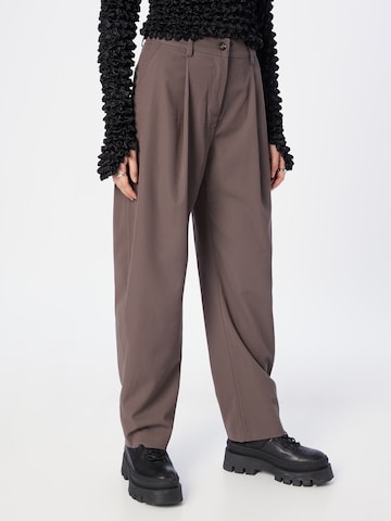 WEEKDAY Loose fit Pleat-front trousers 'Terra' in Brown: front