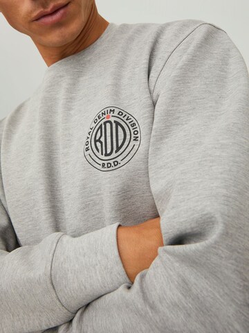 R.D.D. ROYAL DENIM DIVISION Sweatshirt in Grau