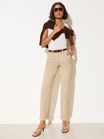 Friends Like These Normalny krój Chinosy w kolorze beżowy