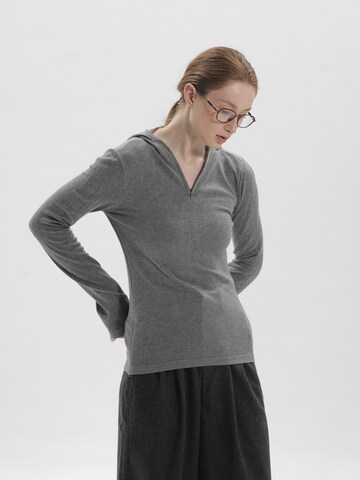 TorWeit Sticktop 'Black Hooded Knit Top'‌‌ in Grau