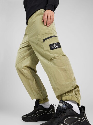 Tapered Pantaloni de la Calvin Klein Jeans pe verde