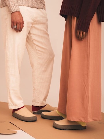 nae Vegan Shoes Muiltjes 'Suva' in Beige: voorkant