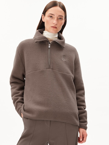 ARMEDANGELS Sweatshirt in Bruin: voorkant
