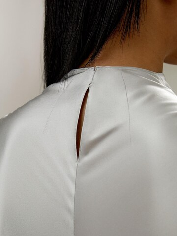 Lilysilk - Blusa 'Schräg-Gewellte Seide Bluse' en gris