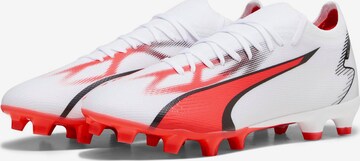 Ghete de fotbal 'Ultra Match' de la PUMA pe alb