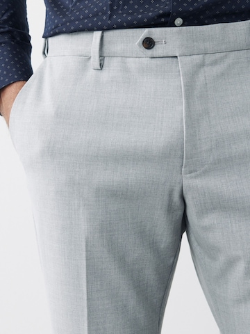 Slimfit Pantaloni con piega frontale 'Motion Flex' di Next in grigio