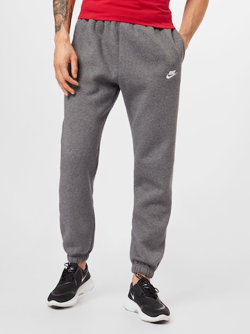 Nike Sportswear Tapered Broek 'Club Fleece' in Grijs: voorkant