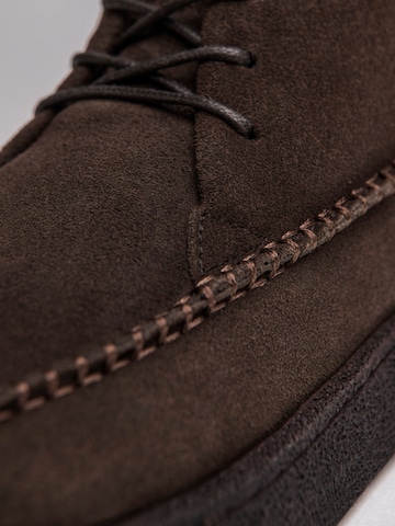 Ombre - Botas con cordones en marrón
