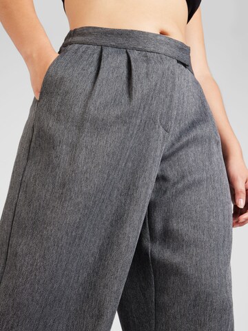 regular Pantaloni con pieghe di Vero Moda Curve in grigio