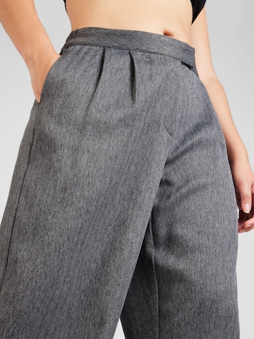 regular Pantaloni con pieghe di Vero Moda Curve in grigio