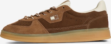 Baskets basses 'The Greenwich' Tommy Jeans en marron : devant