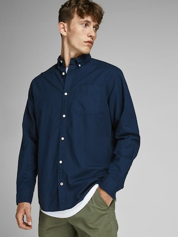 JACK & JONES جينز ضيق الخصر والسيقان قميص 'Oxford' بلون أزرق