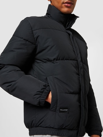 HOLLISTER Jacke in Schwarz