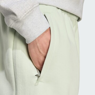 regular Pantaloni 'Premium Essentials' di ADIDAS ORIGINALS in verde
