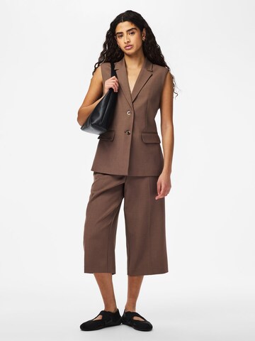 PIECES Regular Pantalon 'PCBlossom' in Bruin