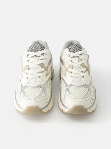 Bershka Sneakers laag in Beige