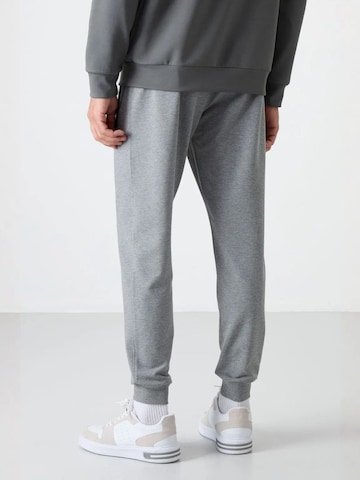 Tommy Life Tapered Workout Pants 'Jogginghose' in Grey
