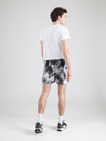 Regular Pantalon de sport 'BREATHE' NIKE en gris