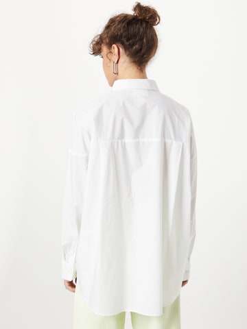 Monki - Blusa en blanco