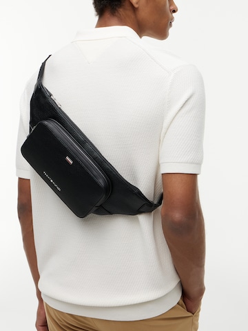 TOMMY HILFIGER Vyölaukku 'CENTRAL' värissä musta