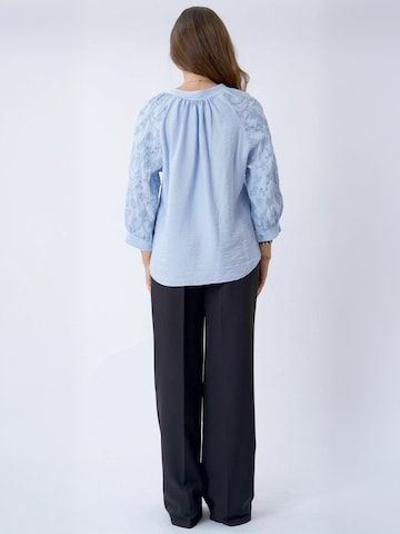 Maglietta ' Fride ' di TEESHOPPEN in blu: dietro