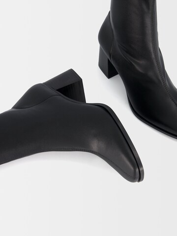 Botine de la Bershka pe negru