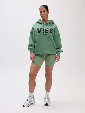 Bluză de molton de la V!BE STUD!OS pe verde